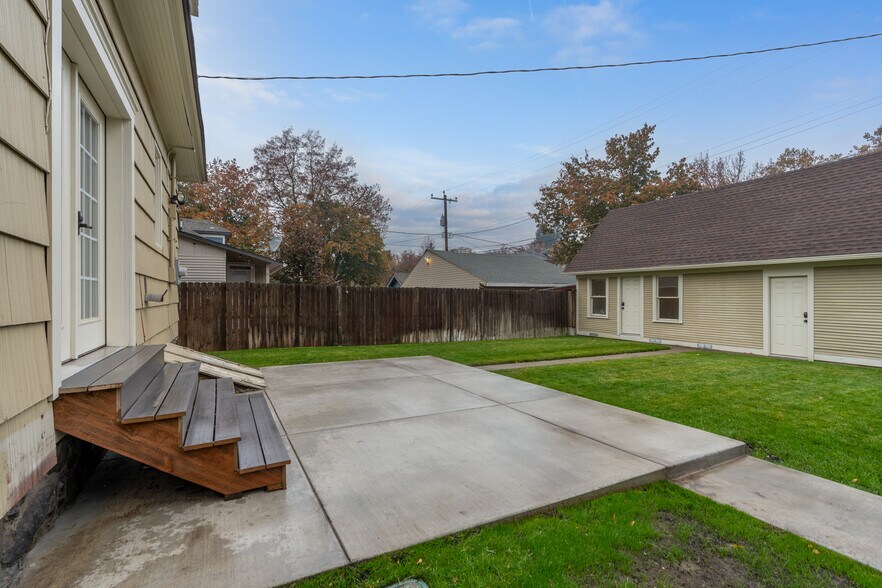 Building Photo - 1728 W 11th Ave