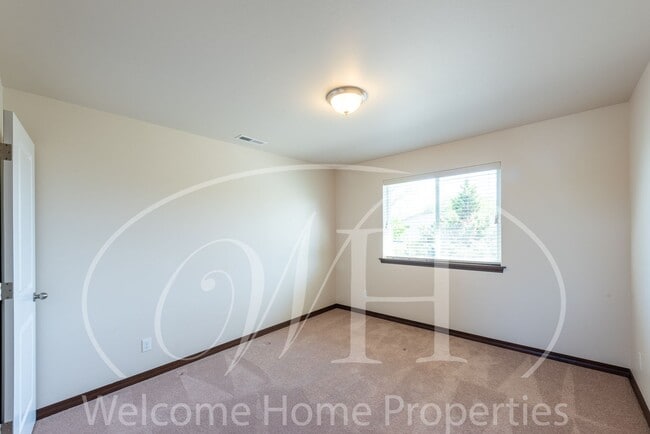 Building Photo - Newer Large Home in Great Neighborhood wit...