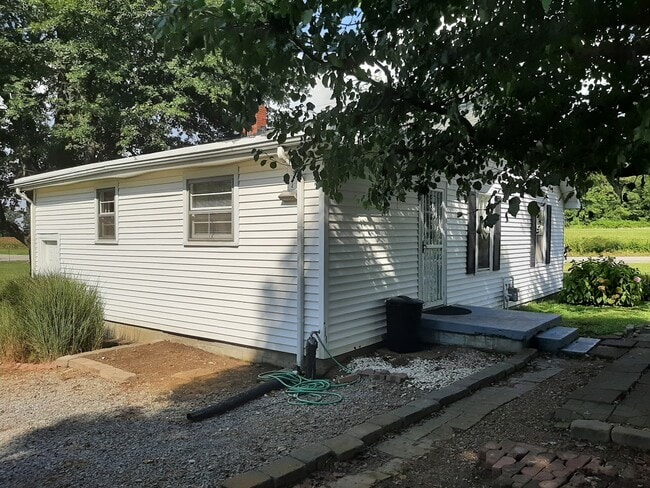 Building Photo - 4560 E Robertson Rd