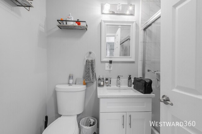 Building Photo - 1733 N Artesian Ave