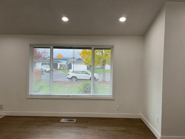 Building Photo - Beautiful 3 bedroom 2 bath house in Eugene!