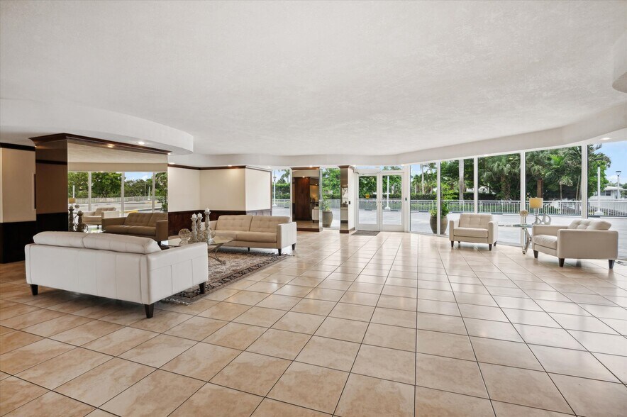 Lobby - 2841 N Ocean Blvd