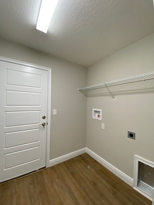Building Photo - 130 Oak Cir