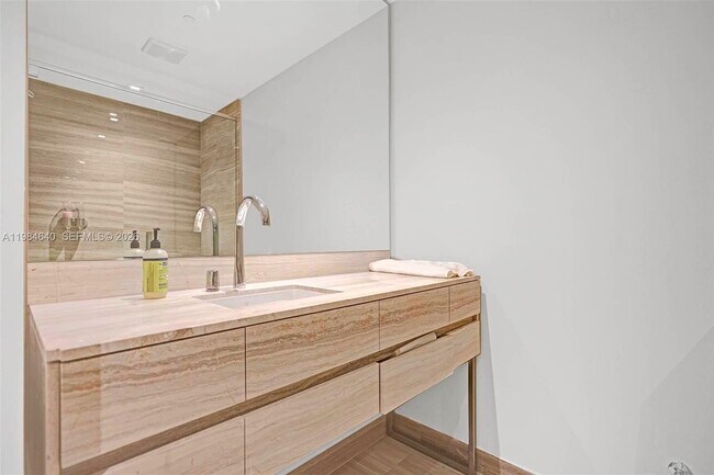 Building Photo - 18975 Collins Ave