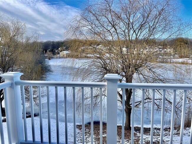 Building Photo - 903 Oakridge Cmns