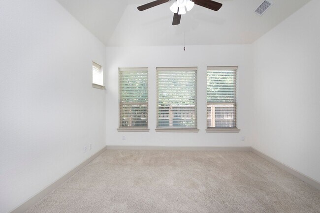 Building Photo - This house offers beautiful open floor plan with high ceilings and lots of natural light.