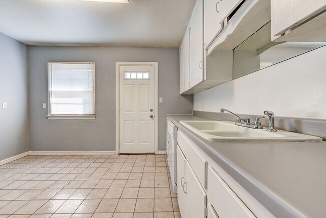 Building Photo - 2144 Pearson Dr