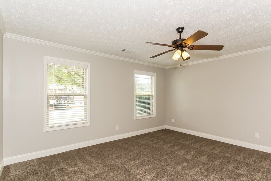 Building Photo - 117 Daisy Cir