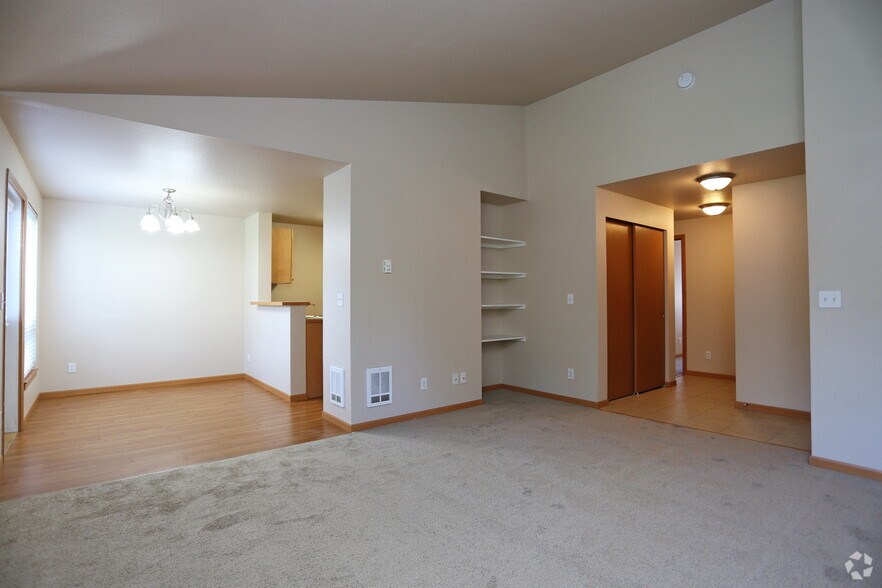 Top floor pano - living room - Harbor Pointe Apartments