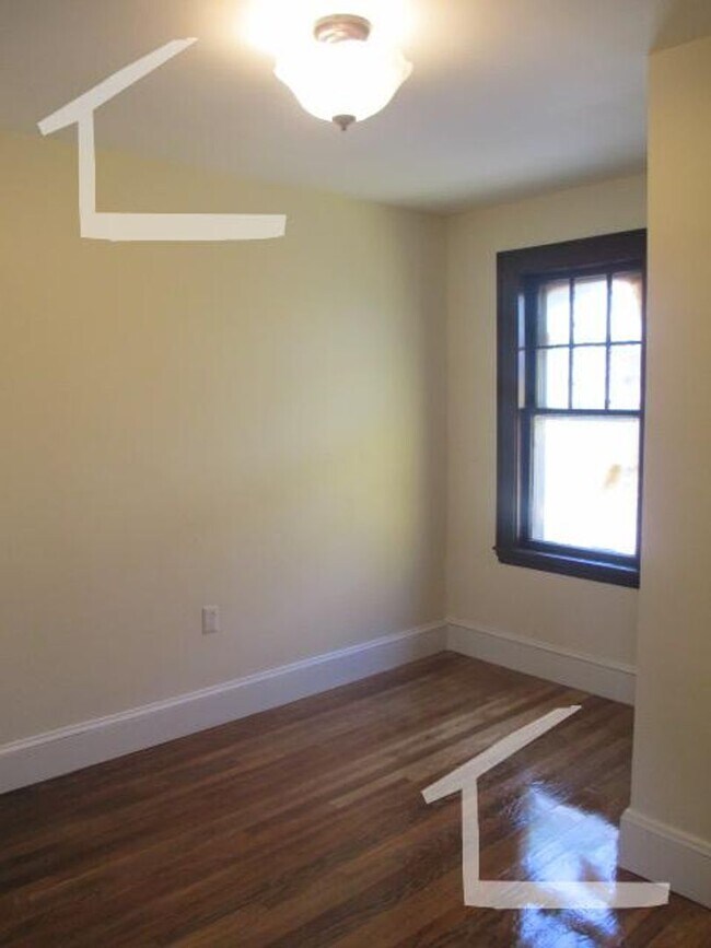 Building Photo - Nice 4 bed in Oak Square