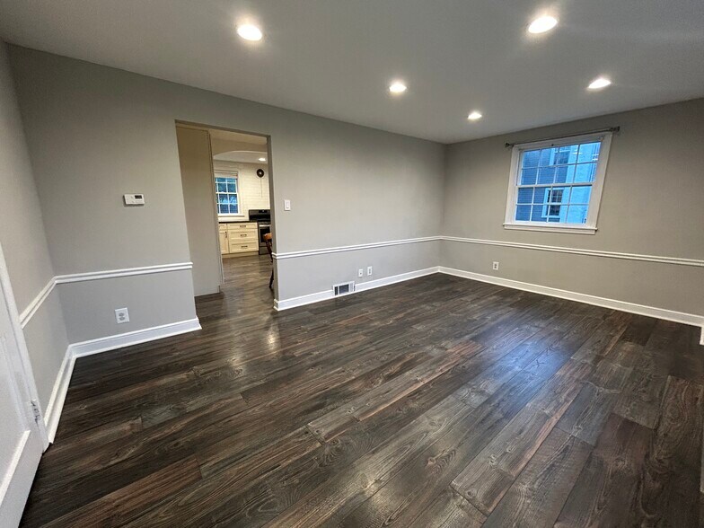 Building Photo - 15 E Pothouse Rd