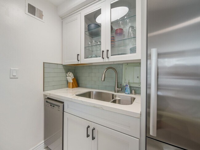 Building Photo - Upgraded Fully Furnished 1 bedroom ALL utilities included!