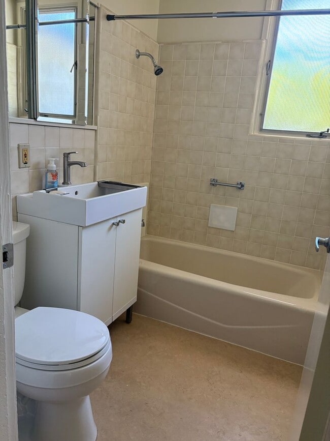 Building Photo - Lovingly Maintained 3 Bed, 2 Bath Home in the Circles