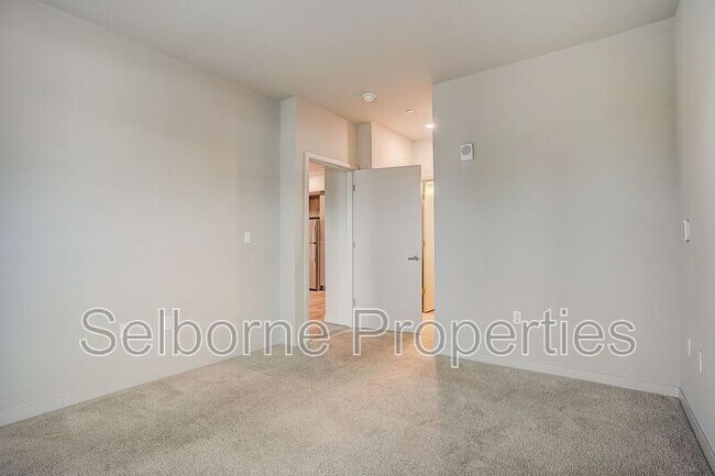 Building Photo - 5239 Claremont Ave