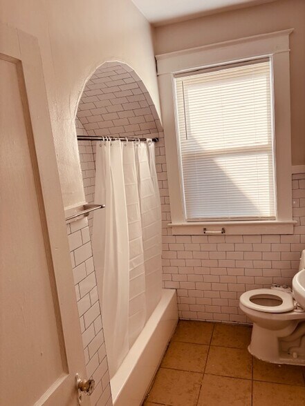 Bathtub / shower - 749 Dickinson St