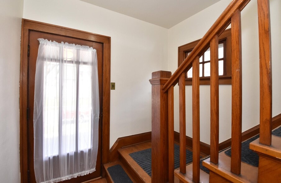 Front Entrance - 5831 W Rogers St