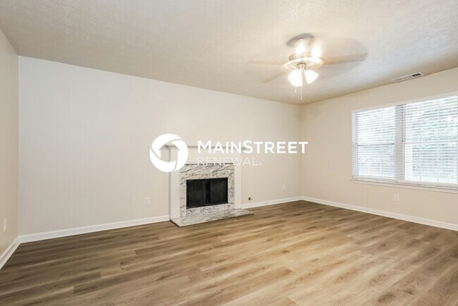 Building Photo - 5 Bedroom Pet-Friendly Home in ELLENWOOD, GA with Main Street Renewal