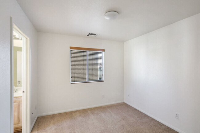 Building Photo - Beautiful 3 Bed Home With 3 Full Baths And...