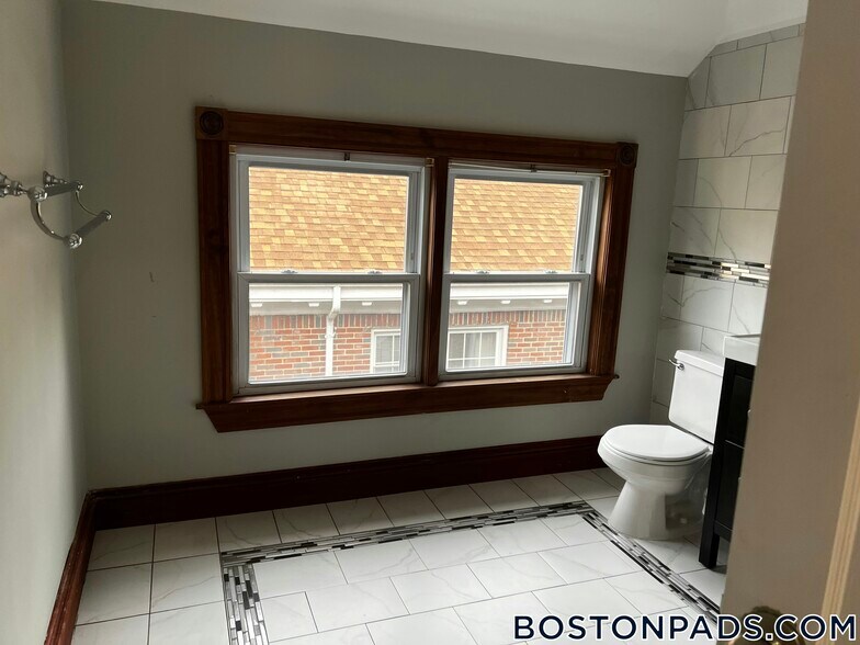 Building Photo - 152 Winchester St