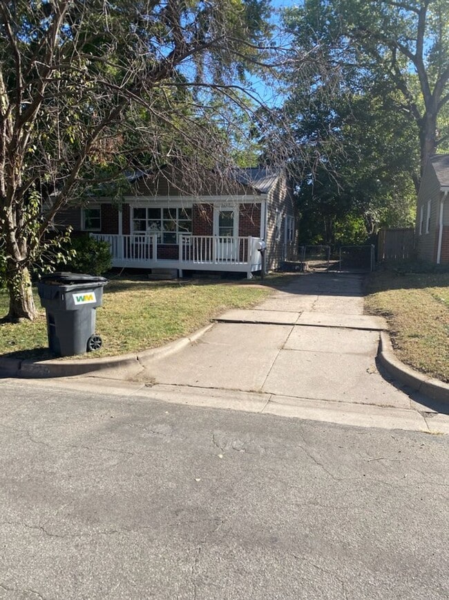 Building Photo - 3 Bedroom 1 bath on the East Side