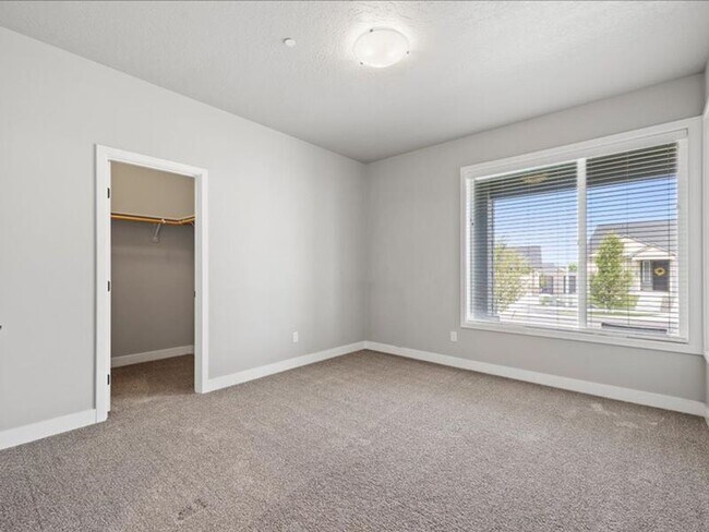 Building Photo - 4725 Roark Dr