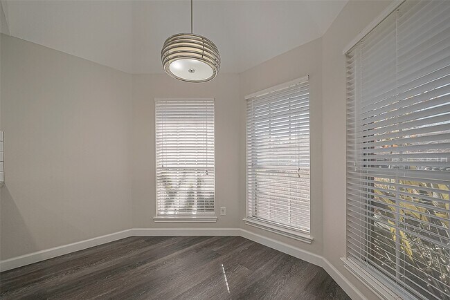 Building Photo - 2323 Pine Cone Dr