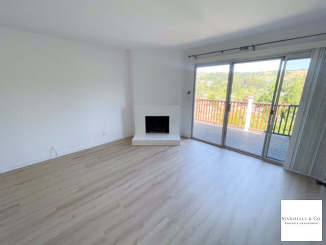 Building Photo - NEW PRICE!!! NEW FLOORS!!! TIBURON 2br/1.5...