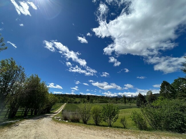 Building Photo - Breathe Taking Views with this 4 bed 3.5 bath home!