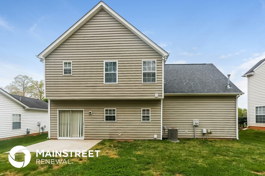 Building Photo - 8210 Chatham Oaks Dr