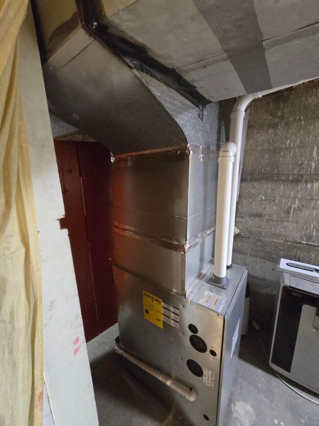 Building Photo - 4 Bedroom, 2 Bathroom House!