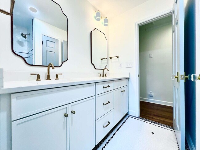 Building Photo - LUXURIOUS LANSDOWNE RETREAT!