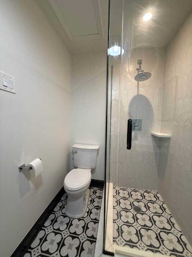 Building Photo - "Renovated 3-Bed Oasis with Granite Kitchen & Cozy Fireplace in Huntsville!"