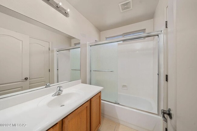 Building Photo - 4 bed/3bath in desirable Paseo Del Rio Community