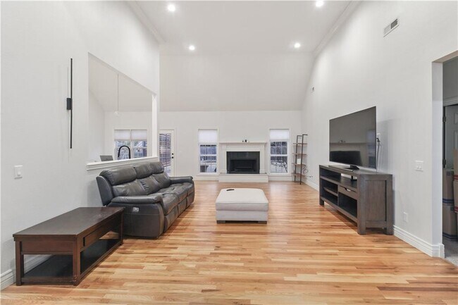 Building Photo - 4313 W Arlington Dr