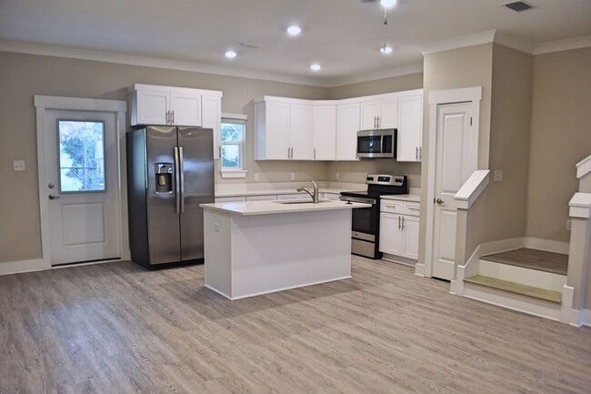 Building Photo - Available June 2025-Garage Unit Verandas a...