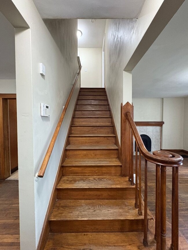 Building Photo - 556 Wrexham Ave