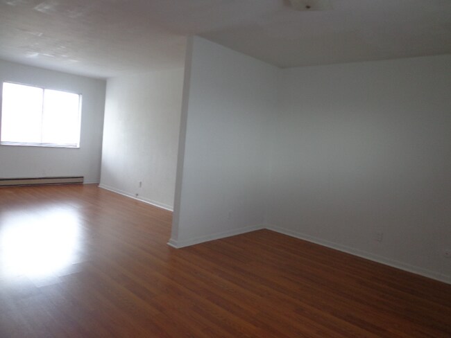 Building Photo - 712 Cedar Dr