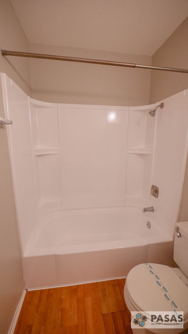 Building Photo - 2nd Floor 3 bed/2 bath Condo!