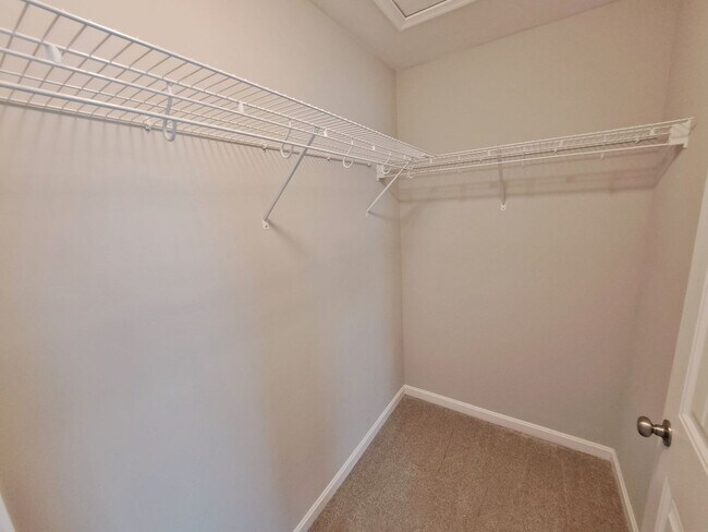 Building Photo - 3 Bed / 2-1/2 Bath  Single Family Town Home w/Attached1 Car Garage