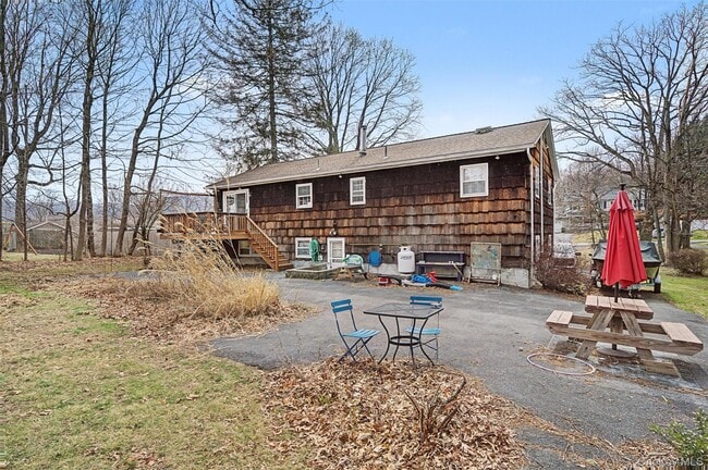 Building Photo - 10 Cedar Ln