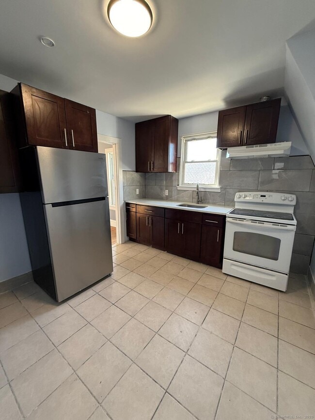 Building Photo - 498 Hawley Ave