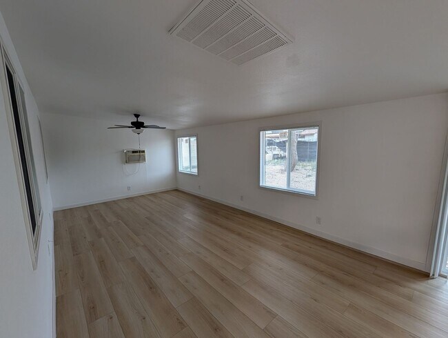 Building Photo - Newly Renovated 4 Bedroom 2 Bath Home In Great Peoria Location