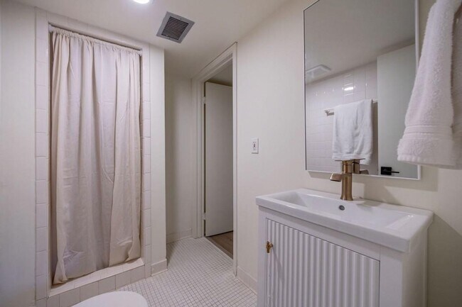 Building Photo - 922 Barton Woods Rd NE