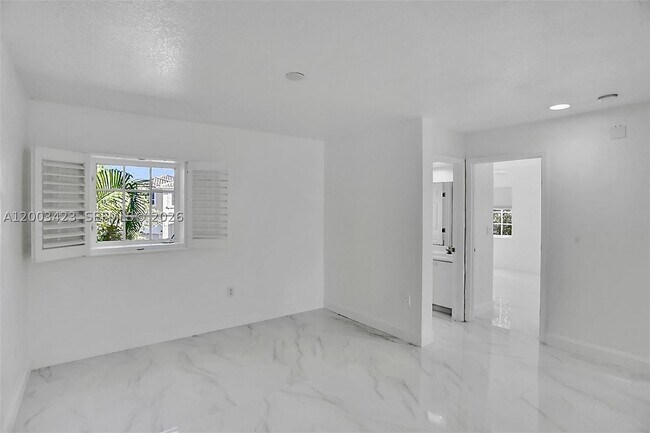 Building Photo - 21032 NE 32nd Ave