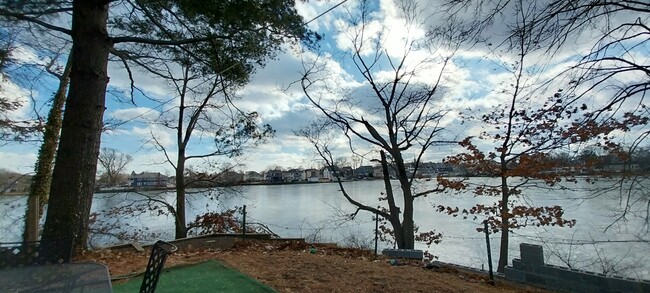 Building Photo - 10 Pine Point Rd