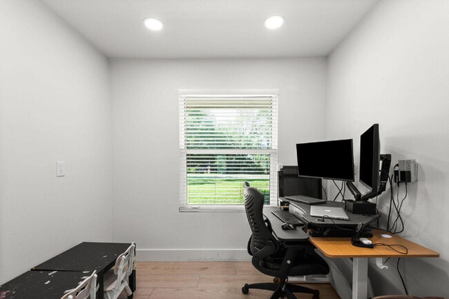 Building Photo - 2507 Edgewater Dr