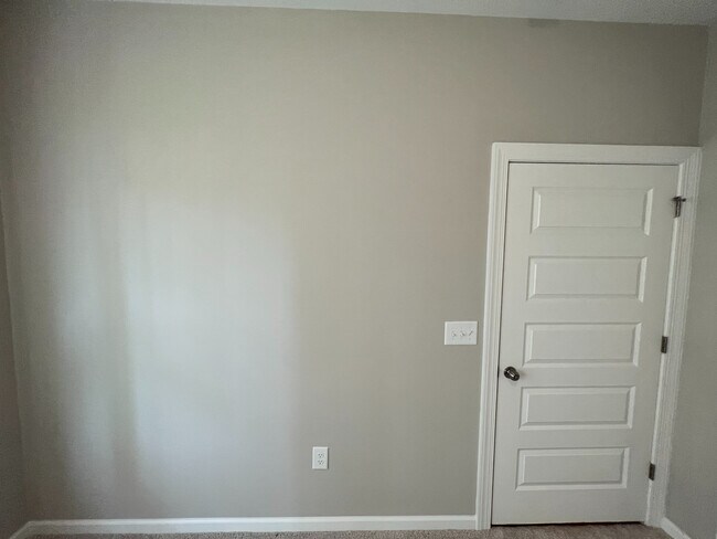 Building Photo - Room in House on Tawny View Ln