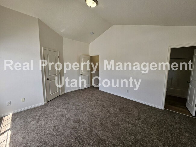 Building Photo - Orem Townhome