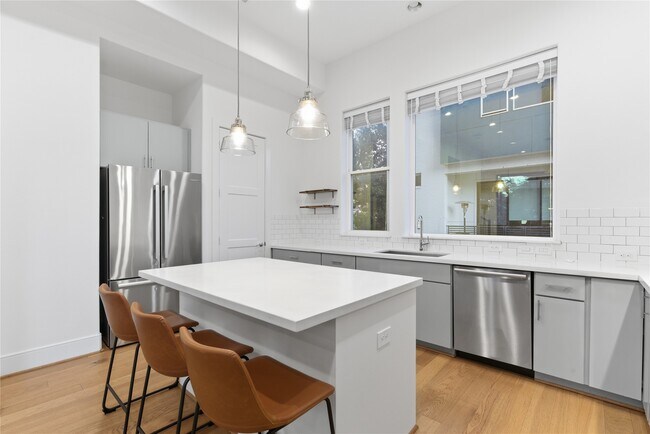 Building Photo - 2412 Canal St