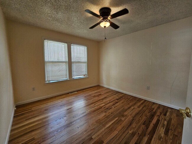 Building Photo - 3 Bed 1 Bath Charming Westside Retreat!!